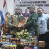 Musa Boma Menyerahkan Pernyataan Sikap Rakyat SIMAPITOWA kepada Menteri HAM