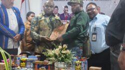 Musa Boma Menyerahkan Pernyataan Sikap Rakyat SIMAPITOWA kepada Menteri HAM